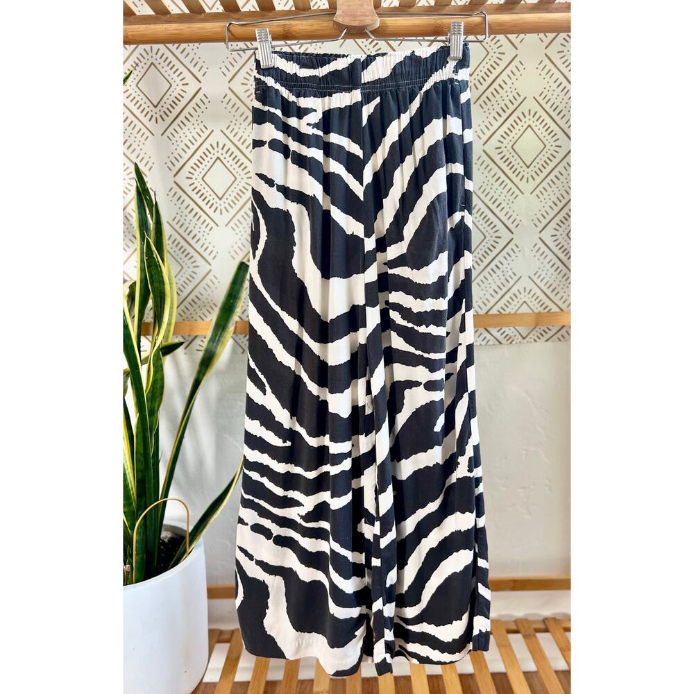 H&M Cropped Pull On Pants Dark Grey/Zebra Print